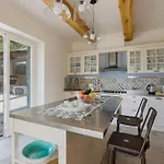 Villa Elegant With Garden *