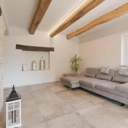 Elegant With Garden Acqualagna