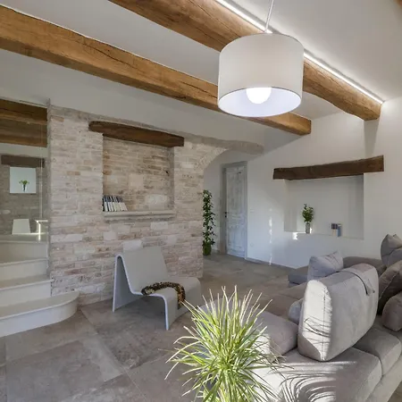 Villa Elegant With Garden Acqualagna