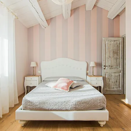 Elegant With Garden Acqualagna